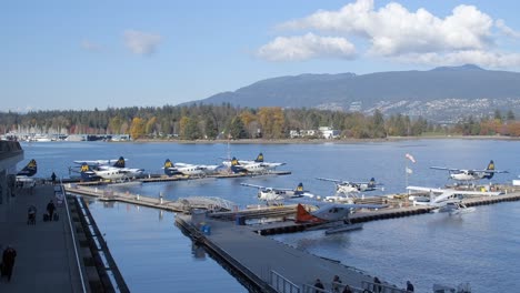 Terminal-De-Hidroaviones,-Hidroaviones-En-El-Muelle-Del-Centro-De-Vuelo-Del-Puerto-De-Vancouver---Día-Soleado