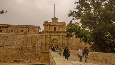 Gente-Caminando-Disfrutando-De-La-Vista-De-La-Puerta-De-Entrada-De-Mdina-En-Malta