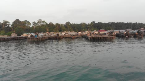 Motorboot-Fährt-In-Der-Nähe-Des-Dorfes-Tanjung-Binga-In-Belitung,-Indonesien,-Aus-Der-Luft