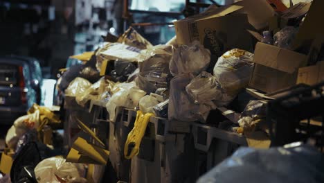 Überfüllte-Mülltonnen-Auf-Der-Naples-Street-In-Der-Nacht
