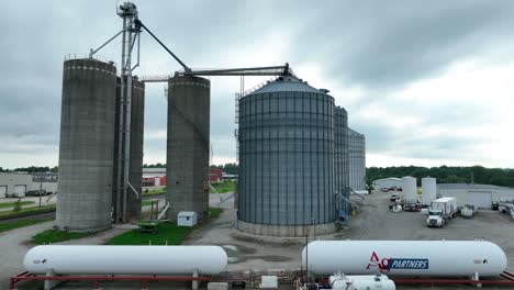 Getreidesilos-Und-Lagertanks-An-Einem-Landwirtschaftlichen-Industriestandort