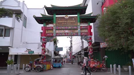 Monument-with-the-words-"Kampung-Ketandan"-in-Chinese-style-on-Malioboro-Street,-Yogyakarta,-Indonesia