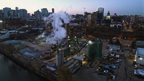 Disparo-De-Un-Dron-Sobre-La-Zona-Industrial-De-Hormigón-De-Ozinga,-Tarde-Soleada-En-Chicago