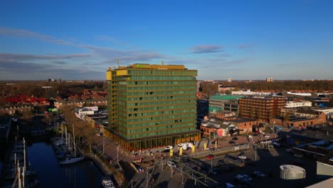 Modernes-Twin-Tower-Holiday-Inn-Gebäude-Im-Traditionellen-Amsterdamer-Noord-Wohngebiet