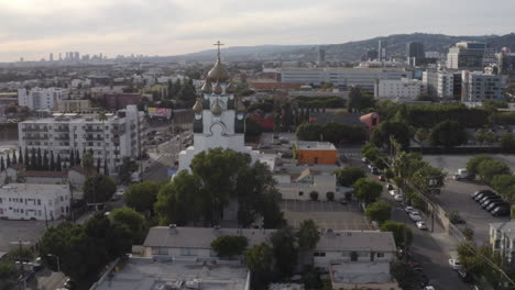 Antena-4k-De-La-Iglesia-Ortodoxa-Rusa-De-La-Santa-Transfiguración-En-Los-ángeles,-California-Al-Atardecer