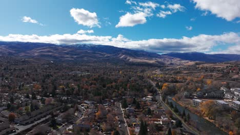 Schieben-Sie-Eine-Drohnenaufnahme-Der-Vororte-Von-Reno,-Nevada,-An-Einem-Perfekten-Tag