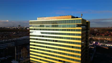 Tall-Holiday-Inn-Moderno-Hotel-Fachada-Drone-órbita-Amsterdam-Noord-Aéreo