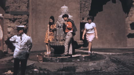 Los-Turistas-Posan-Para-Una-Fotografía-En-La-Fontana-Delle-Tiare-En-Roma-En-La-Década-De-1960.