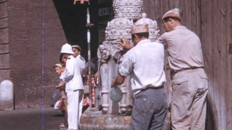 Los-Hombres-Llenan-Botellas-De-Agua-De-Camino-Al-Trabajo-En-Fontana-Delle-Tiare-En-Roma