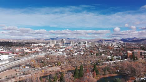 Weitwinkel-Drohnenaufnahme,-Schwenk-Nach-Rechts-Mit-Blick-Auf-Reno,-Nevada