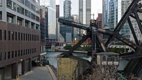 Vista-Aérea-Que-Se-Eleva-Detrás-Del-Puente-Ferroviario-De-Chicago-Y-El-Noroeste,-Tarde-De-Otoño-En-Bucle