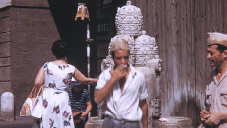 Männer-Füllen-Ihre-Flaschen-Mit-Wasser-Aus-Der-Fontana-Delle-Tiare-In-Rom-In-Den-1960er-Jahren