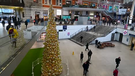 Christmas-tree-within-Waterloo-Station,-London,-United-Kingdom