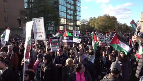 Miles-De-Personas-Se-Reúnen-En-El-Centro-De-Londres-Para-Una-Manifestación-A-Favor-De-Gaza.