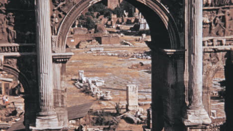 Los-Turistas-Disfrutan-De-La-Vista-Desde-El-Arco-De-Septimio-Severo-En-Roma-En-Los-Años-1960.