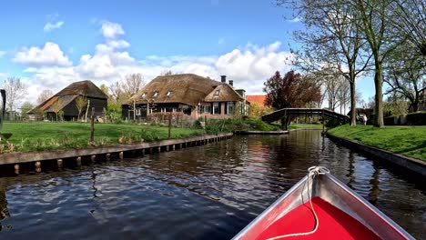 Bootsfahrt-In-Giethoorn,-Niederlande.-Schönes-Dorf-Holland