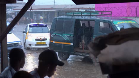 Regenfälle-An-Der-Küste-Von-Cape-Coast,-Da-Die-Ghanaische-Bevölkerung-In-Deckung-Und-In-Fahrzeugen-Bleibt