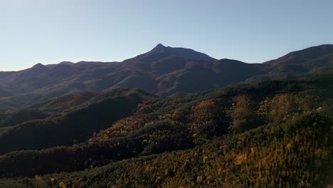Luftpanorama-Der-Natürlichen-Landschaft-Von-Montseny-In-Spanien-Herbstwald-Skyline-Landschaft