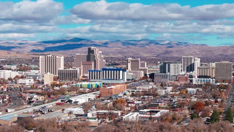 Vista-De-Drones-Panorámica-Hacia-La-Derecha-De-Muchos-Casinos-En-El-Centro-De-Reno,-Nevada