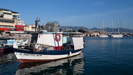 Ein-Weiß-blaues-Boot,-Das-Außerhalb-Von-Laurium,-Griechenland,-Schwimmt