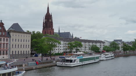 Blick-Auf-Den-Main-Mit-Schiffen-Und-Der-Altstadt-Im-Hintergrund