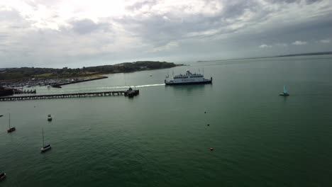 Luftdrohnenaufnahmen-Einer-Fähre,-Die-Einen-Hafen-Auf-Der-Isle-Of-Wight-Verlässt