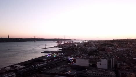 Abend-In-Der-Metropole-Lissabon,-Während-Die-Sonne-In-Der-Ferne-Untergeht