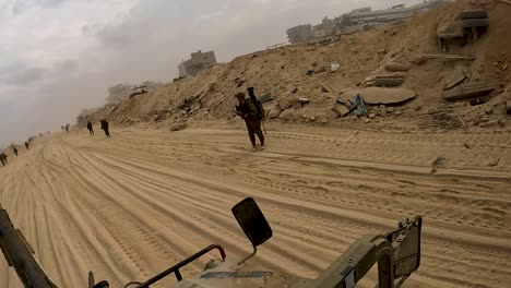 Blick-Auf-Die-Am-Lauf-Montierte-Waffe-Des-IDF-Hummers,-Während-Die-Truppen-In-Gaza-Vorrücken