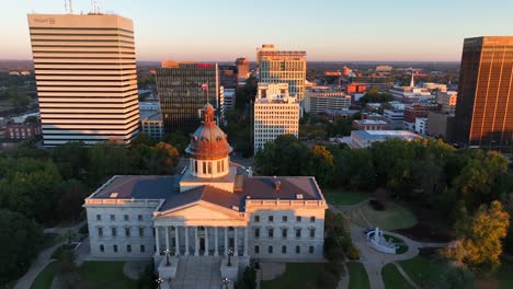 South-Carolina-State-House-Mit-Downtown-Columbia,-SC-Skyline-Im-Hintergrund-Während-Des-Sonnenaufgangs-Zur-Goldenen-Stunde