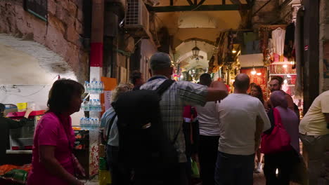 Multitud-De-Personas-En-El-Mercado-árabe-Del-Zoco-En-La-Ciudad-Vieja-De-Jerusalén