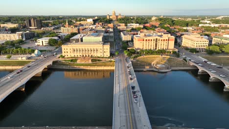 Des-Moines-River-Und-Brücken-Mit-Iowa-Capitol-Building-Bei-Sonnenuntergang-Zur-Goldenen-Stunde