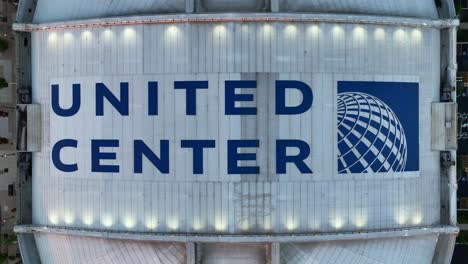 Logotipo-Y-Techo-De-United-Center-En-La-Noche.