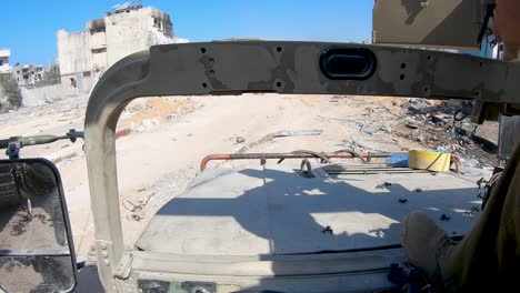 Beobachten-Sie-Vom-Humvee-Der-IDF-Aus,-Wie-Zwei-Mekava-Panzer-Eine-Straße-In-Gaza-Entlang-Vorrücken
