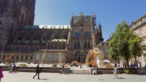 Menschen,-Die-An-Einem-Warmen-Sommertag-In-Frankreich-Auf-Dem-Place-De-La-Cathedral-In-Straßburg-Spazieren