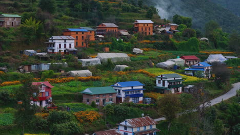 Hügeliges-Gebiet-In-Nepal,-Drohnenaufnahme,-Landschaft-Eines-Authentischen-Dorfes-Und-Lebensstile-4K