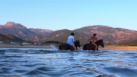 Gente-Bañándose-Mientras-Monta-A-Caballo-En-Agua-De-Mar-En-Temporada-De-Verano