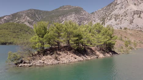 Islet-With-Trees-In-Green-Canyon-At-The-Oymapinar-Dam-In-Manavgat,-Antalya,-Turkey