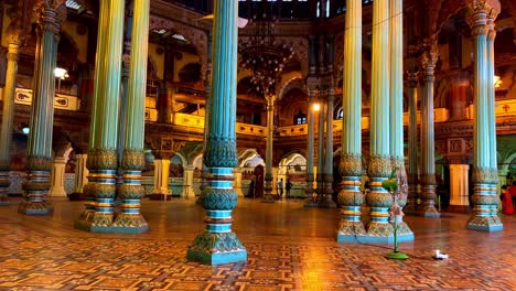 Una-Vista-Del-Patio-Del-Palacio-De-Mysore,-También-Conocido-Como-Palacio-De-Amba-Vilas-En-Mysuru-O-Mysore-Karnataka,-India