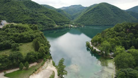 Veliko-Plivsko-Lake-Aerial-Serenity,-Bosnia-Herzegovina-aerial-flyOver