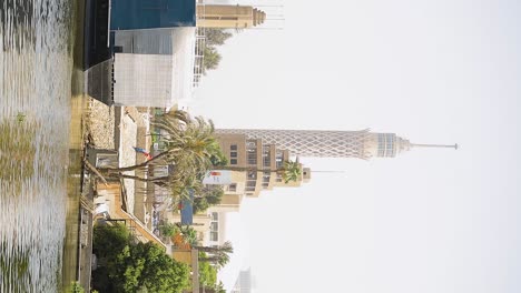 Kairo-Turm,-Der-Höchste-Turm-Ägyptens,-Vertikale-Videoaufnahme-Auf-Augenhöhe