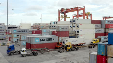 Panoramaaufnahme-Von-Containern-Beim-Zoll,-Drohne