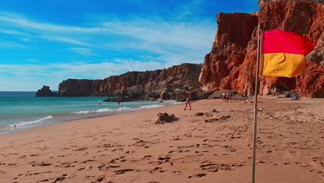 Praia-Do-Tonel-Mit-Einer-Rot-gelben-Gefahrenflagge-Am-Strand