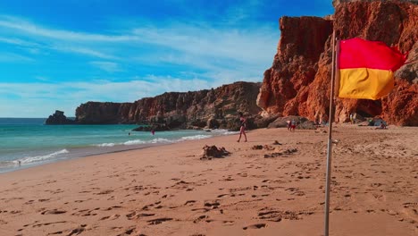 Praia-Do-Tonel-Con-Una-Bandera-De-Peligro-Roja-Y-Amarilla-En-La-Playa