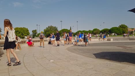 Tourists-and-the-general-public-enjoying-a-sunny-summer-afternoon-in-a-park-in-Lisbon,-Portugal