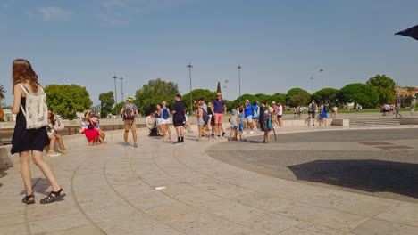 Turistas-Y-Público-En-General-Disfrutando-De-Una-Soleada-Tarde-De-Verano-En-Un-Parque-De-Lisboa,-Portugal.