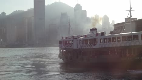 Transbordadores-Que-Pasan-Por-El-Icónico-Paseo-Marítimo-De-Tsim-Sha-Tsui,-Hong-Kong,-China