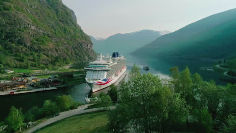 Toma-Cinematográfica-Del-Crucero-Britannia-En-Un-Fiordo,-Buque-Insignia-Del-Crucero-Po-En-Noruega,-Pueblo-De-Flam.