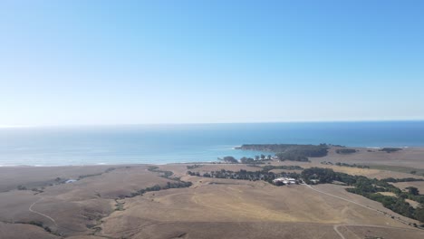 Toma-Aérea-De-Un-Dron-Tomada-Desde-El-Castillo-De-Hearst.