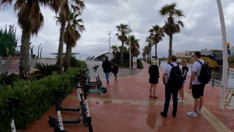 Un-Sendero-Para-Caminar-Donde-Se-Estacionan-Scooters,-Listo-Para-Los-Turistas-En-Malta