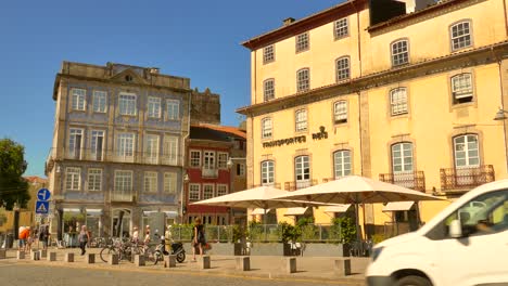 Gente-En-La-Calle-De-La-Antigua-Ciudad-Católica-Durante-El-Día-Soleado-En-Braga,-Portugal